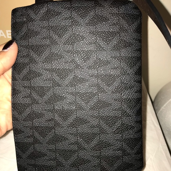 💯% Authentic Michael Kors Belt bag with Wallet - Picture 5 of 8